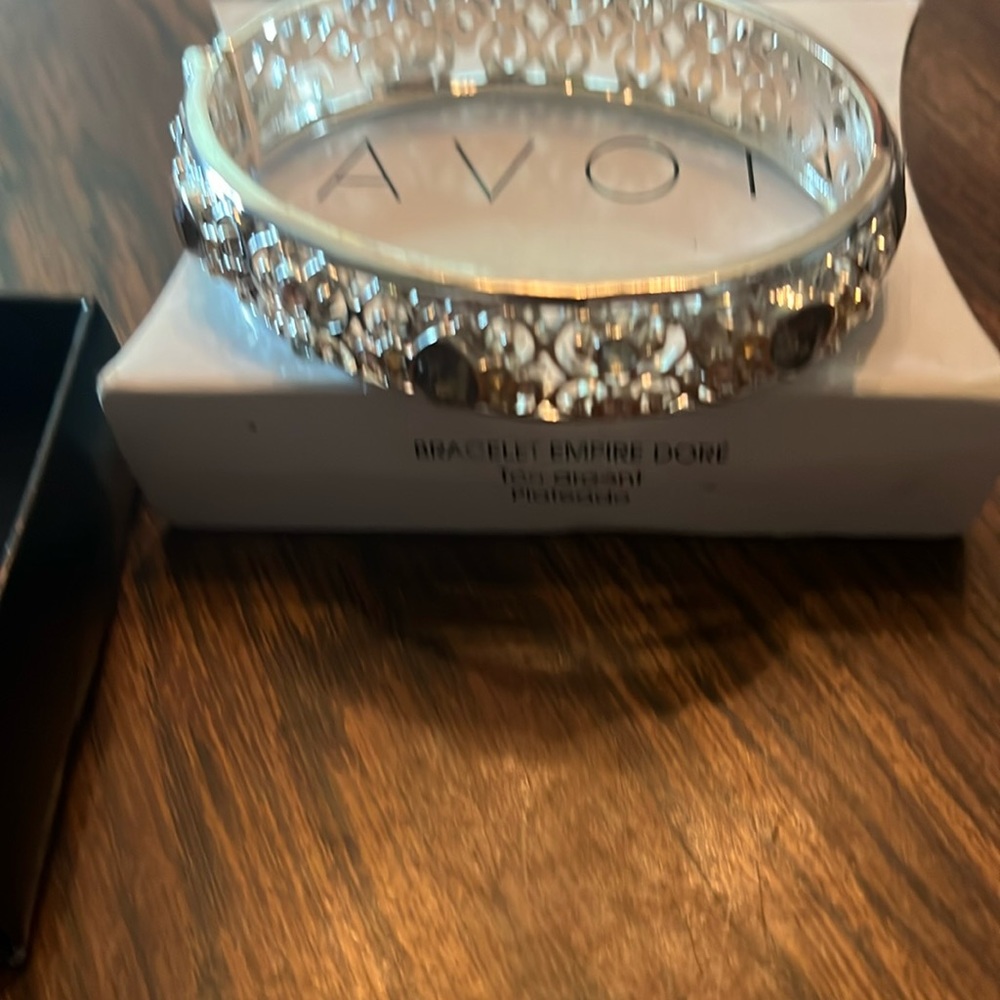 Avon bracelet vintage style in box slightly used